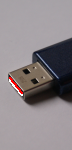 de opening van een usb-aansluiting is ongeveer 1 centimeter breed