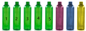 een rij van 8 flessen: 5 groene met nummers 1 t/m 5, een rode, een blauwe en een gele.